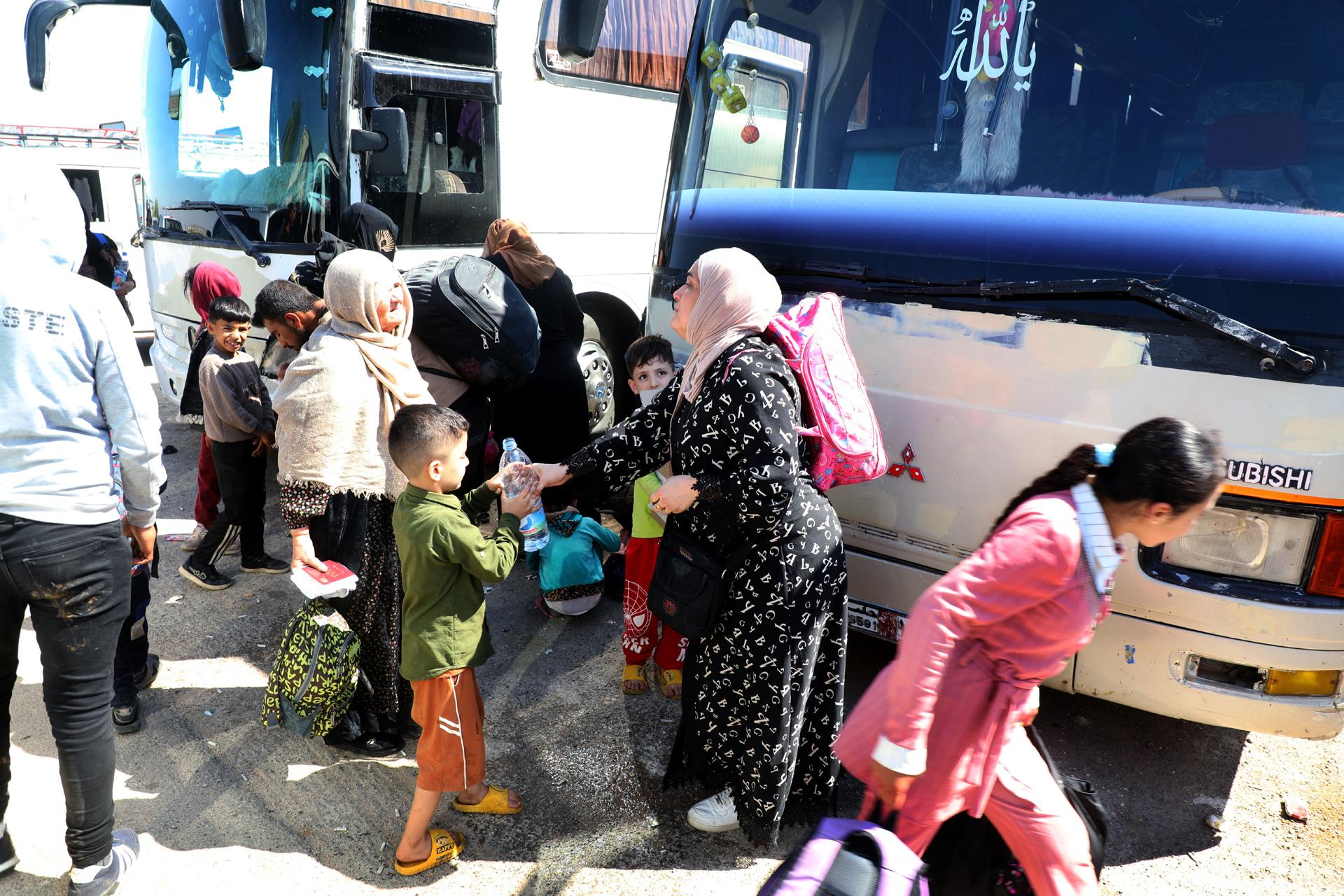 Thousands flee from South Lebanon after Israel attacks