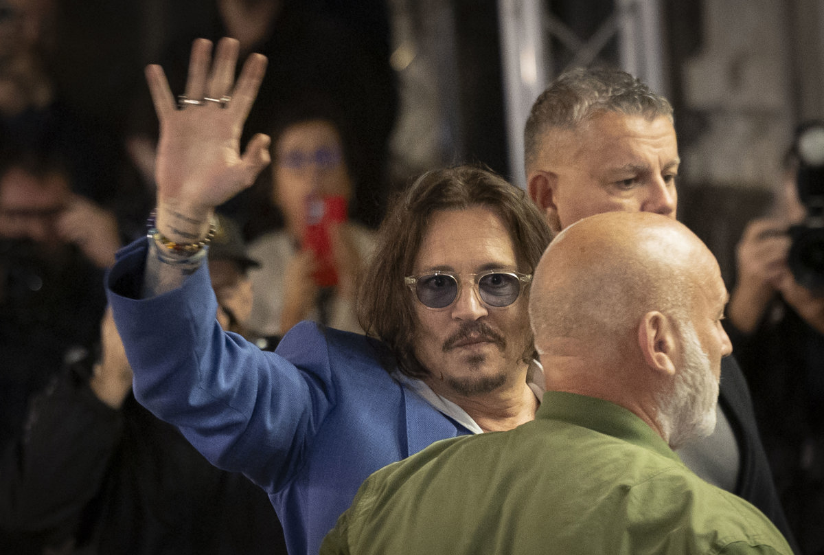 Johnny Depp causa furor en su llegada a San Sebastián