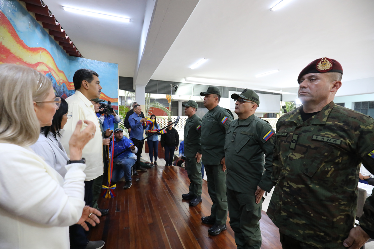 Nicolás Maduro awards decorations to the four military personnel sanctioned by the United States