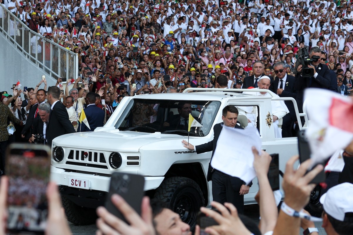 El Papa celebró misa para 100.000 personas en el país con más musulmanes del mundo