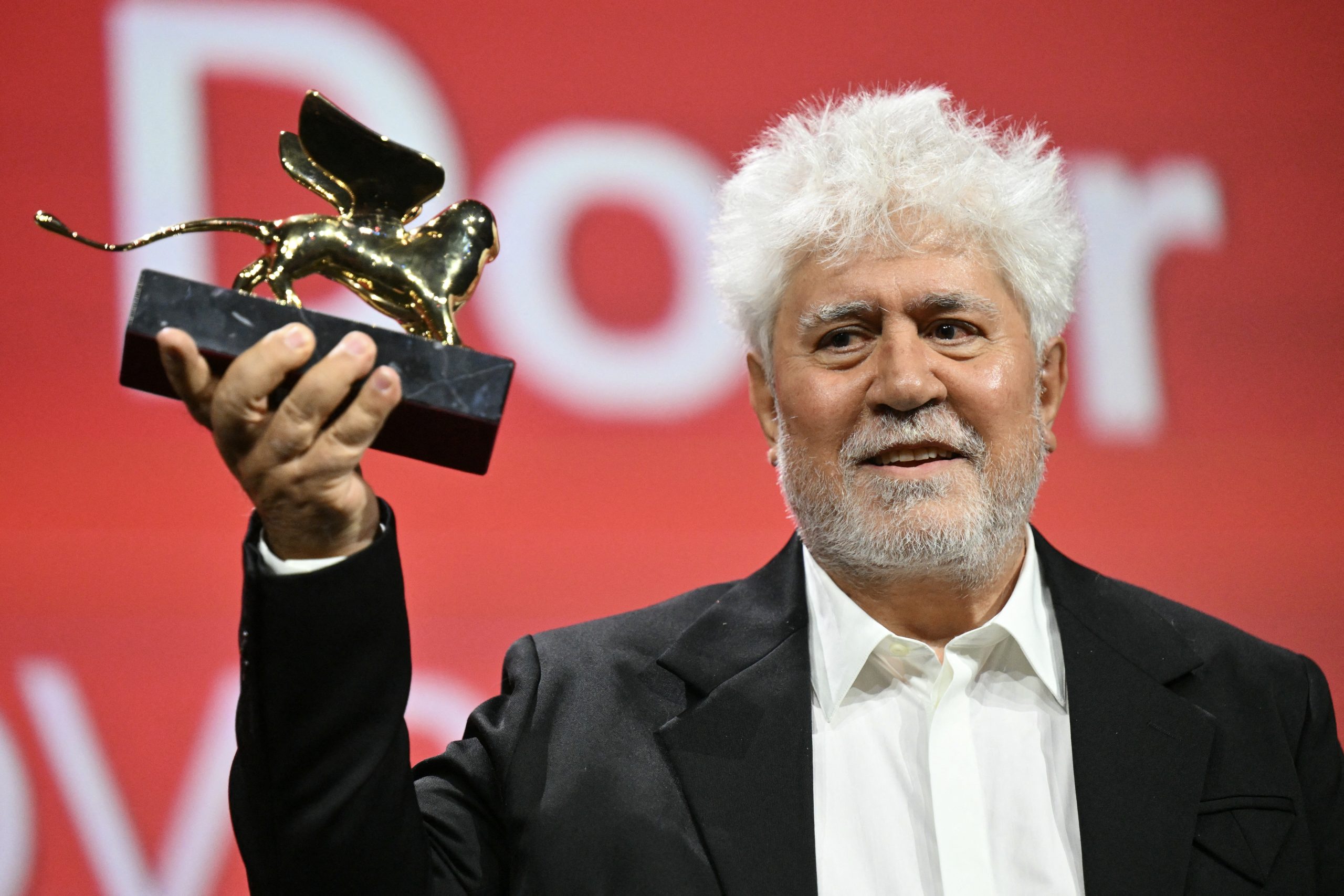 Pedro Almodóvar gana el León de Oro en el Festival de Venecia con La habitación de al lado