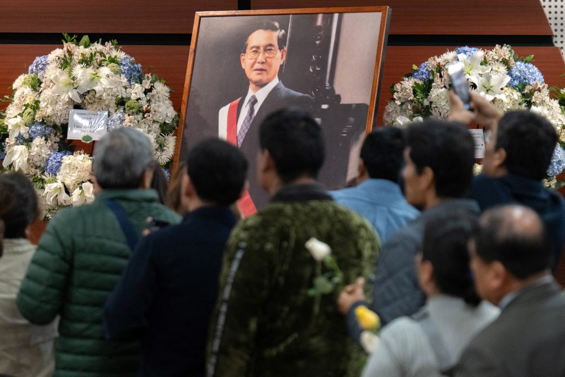 Masiva asistencia de simpatizantes en ceremonia fúnebre de Fujimori, en Perú