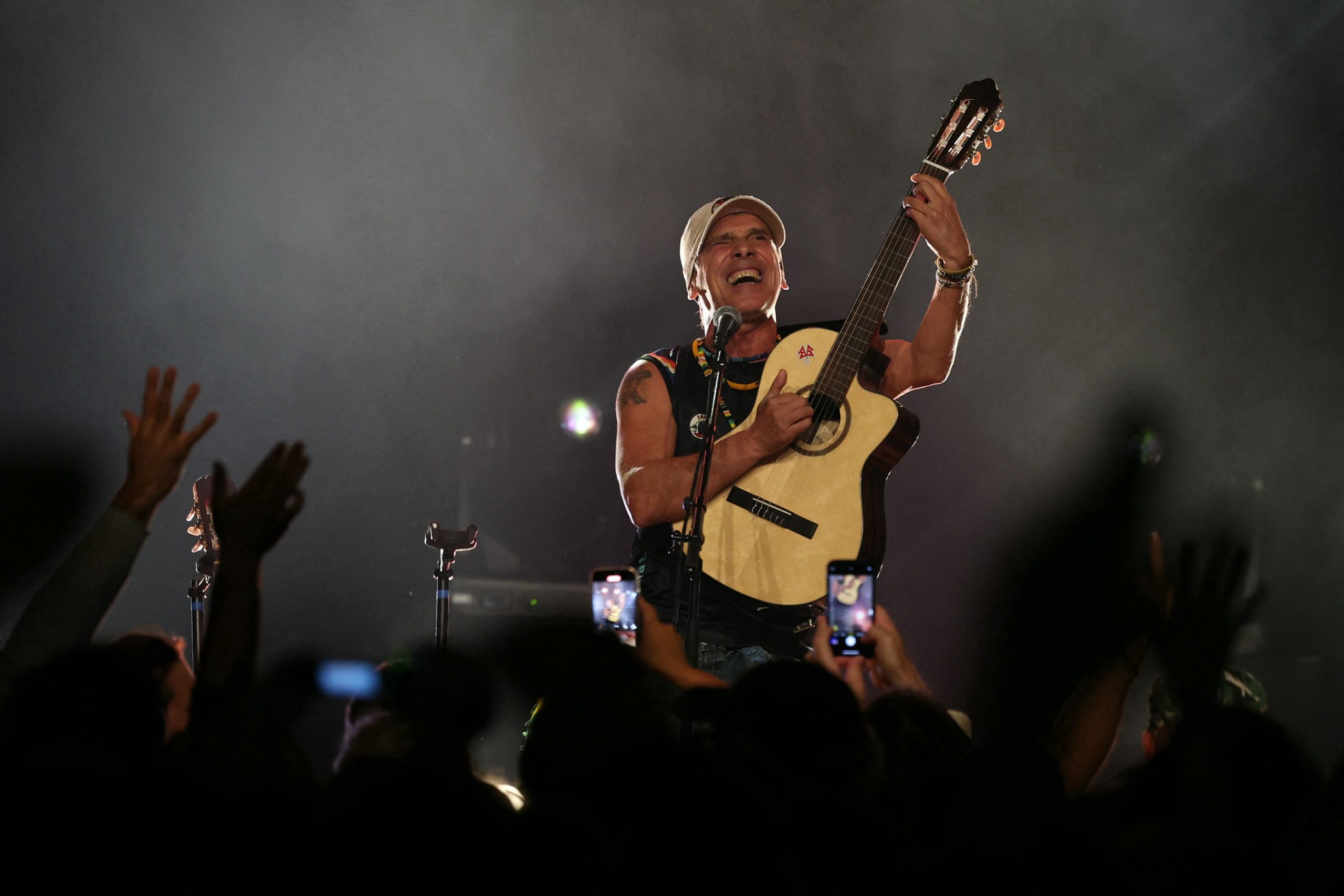 Manu Chao continúa cantándole a la libertad en su nuevo álbum