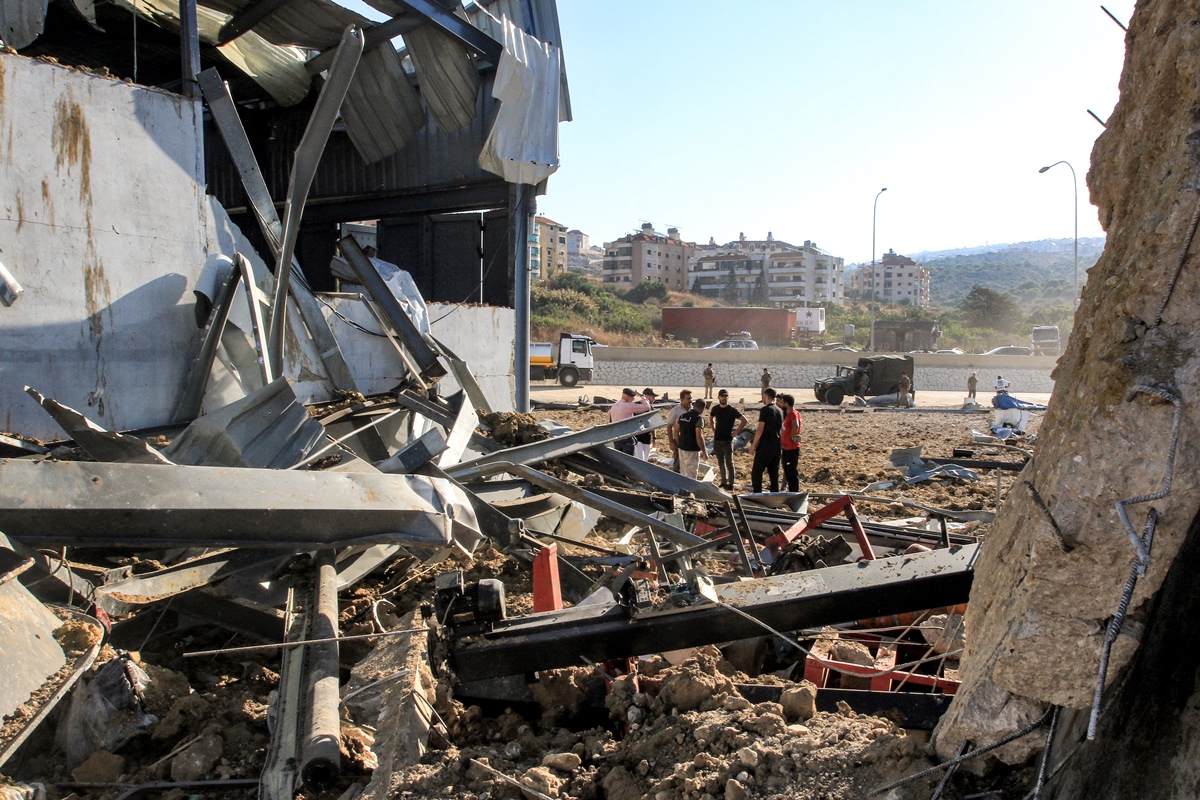 Hezbolá lanza un misil hacia Tel Aviv e Israel bombardea de nuevo Líbano