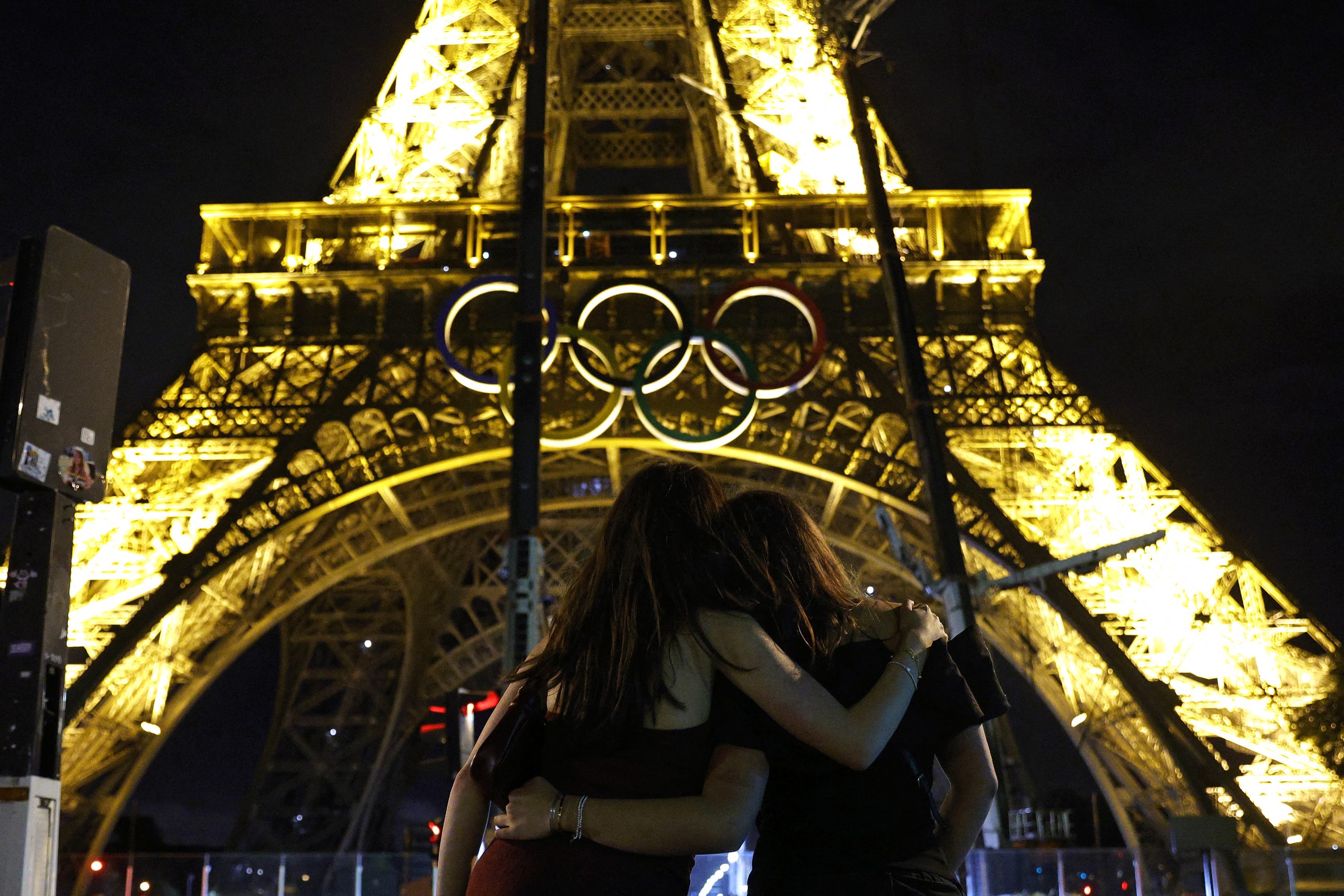 Retiran anillos olímpicos de la Torre Eiffel