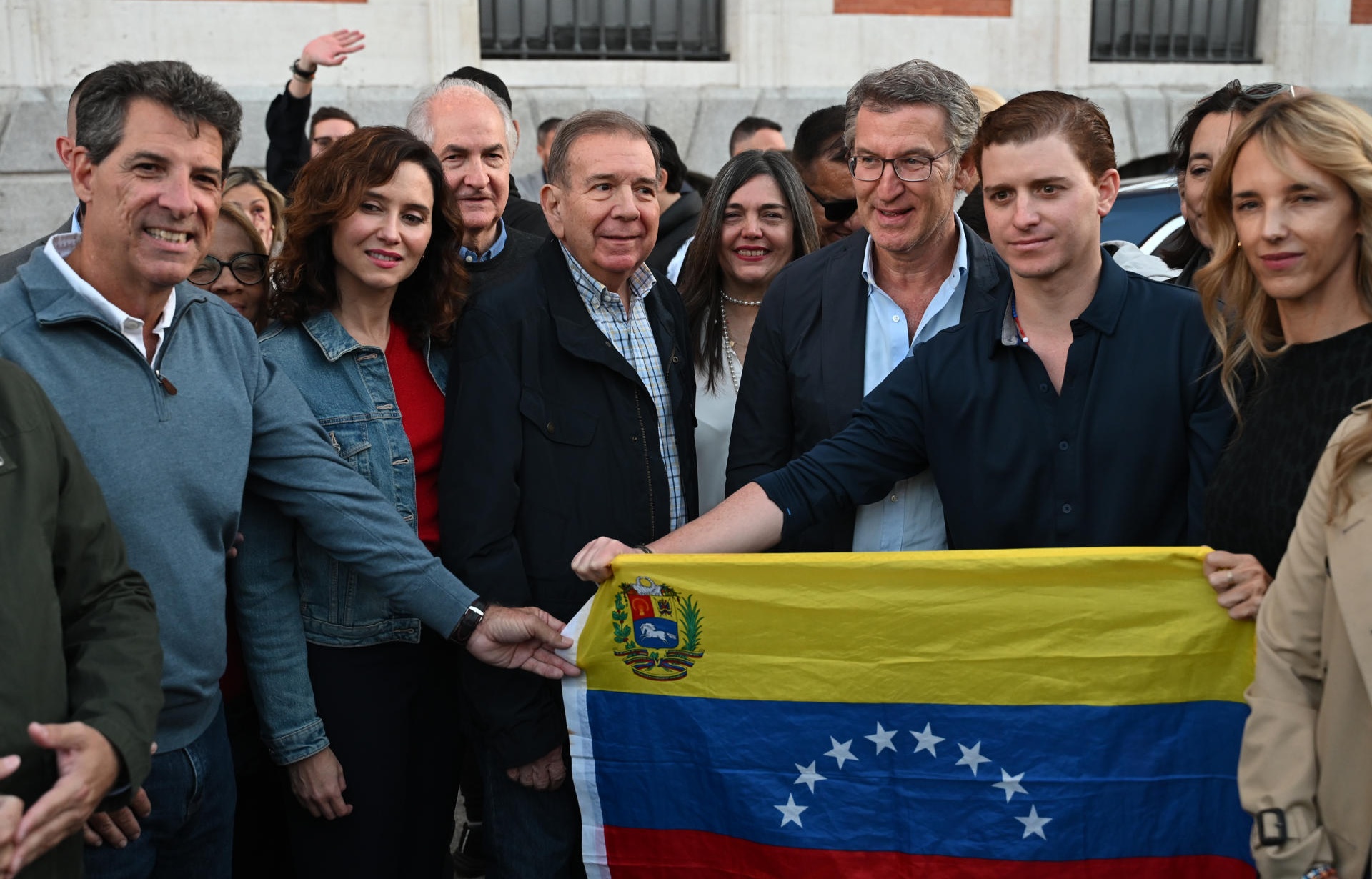 El opositor venezolano Edmundo González posa este sábado junto a Díaz Ayuso y Núñez Feijóo en una protesta contra el gobierno de Venezuela en Madrid