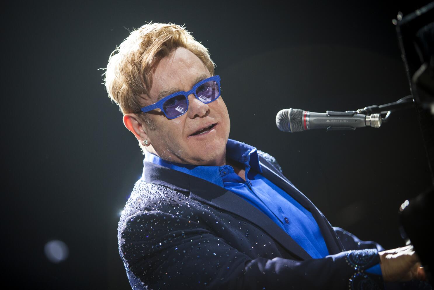 Elton John tiene visión limitada tras sufrir una grave infección ocular