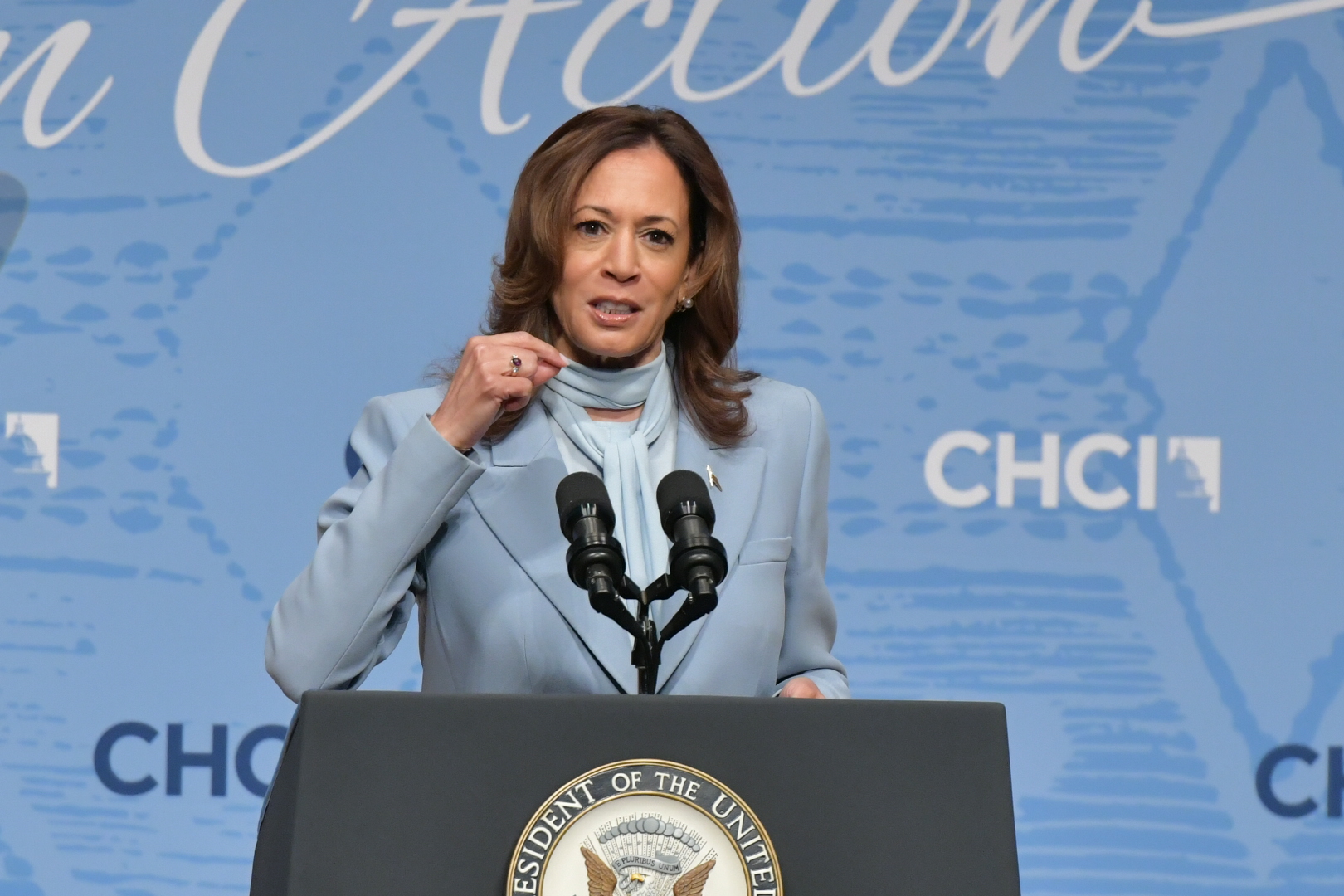 Harris le afirma a latinos que Trump hará «retroceder» a EE UU