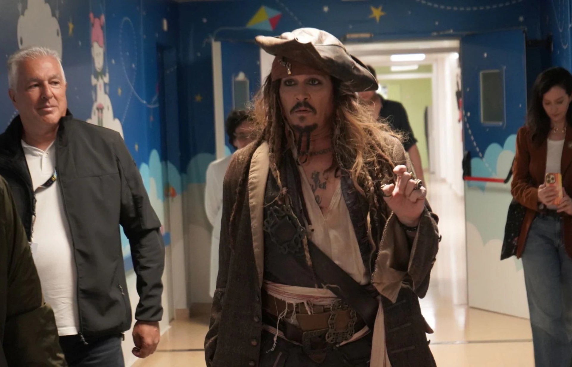 Vestido de Jack Sparrow: Johnny Depp sorprende en hospital de España