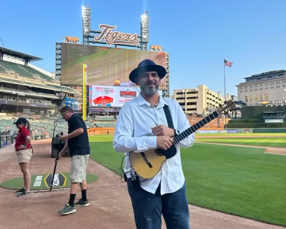 Venezolano Jorge Glem interpretó el himno de EE UU con un cuatro para celebrar Mes de Herencia Hispana