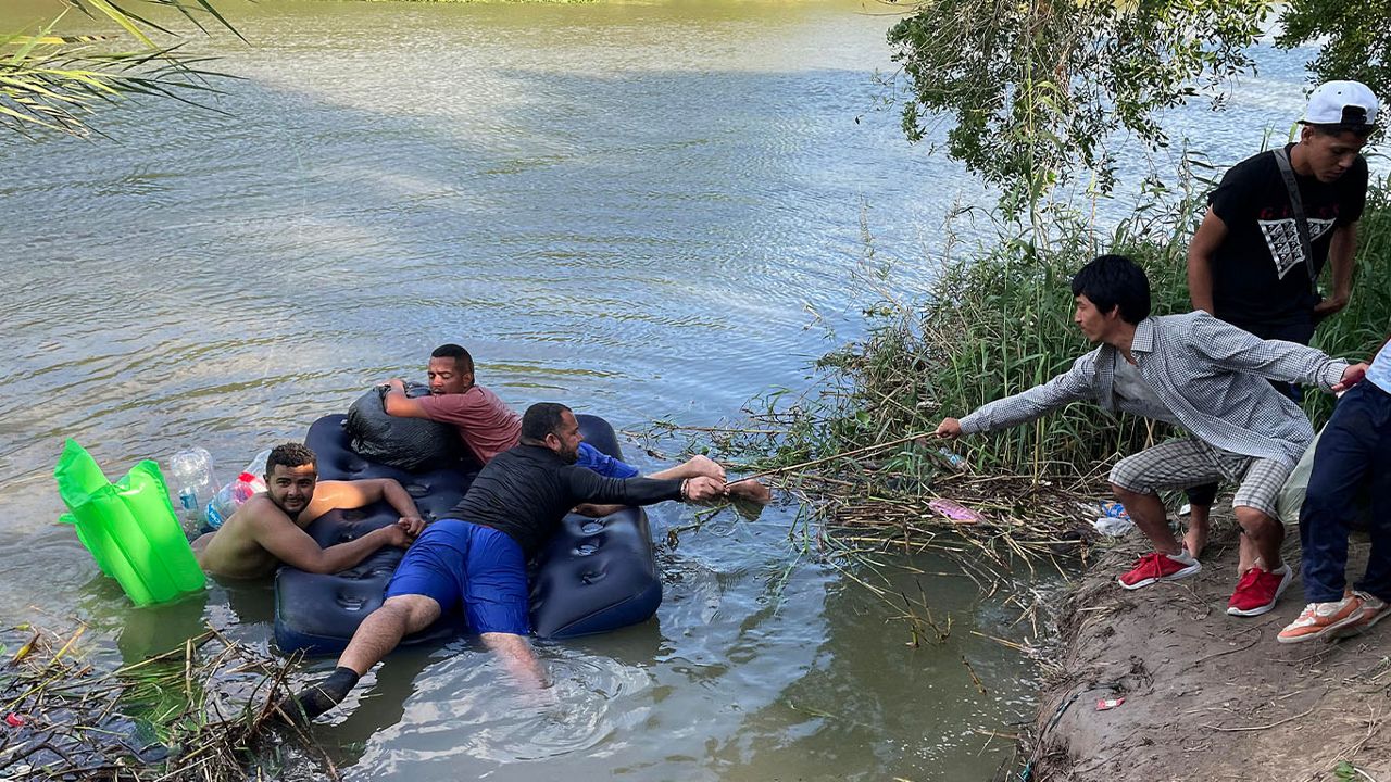 Murió migrante venezolano tras rescatar a su hija en el río Bravo