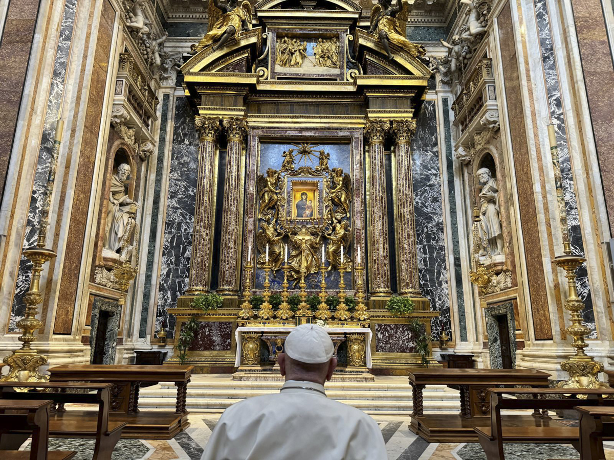 El papa reza en la basílica de Santa María la Mayor un día antes de su viaje apostólico