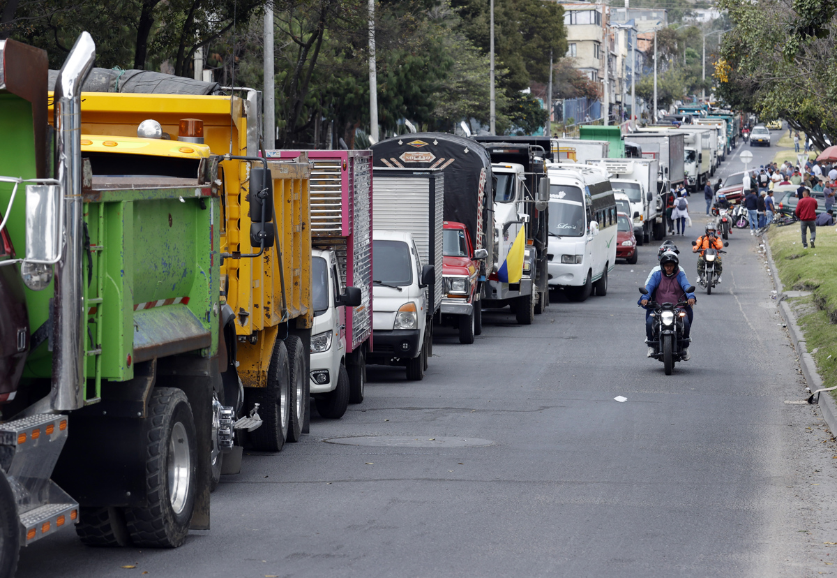 Camioneros levantan el paro en Colombia y despejan las vías de todo el país