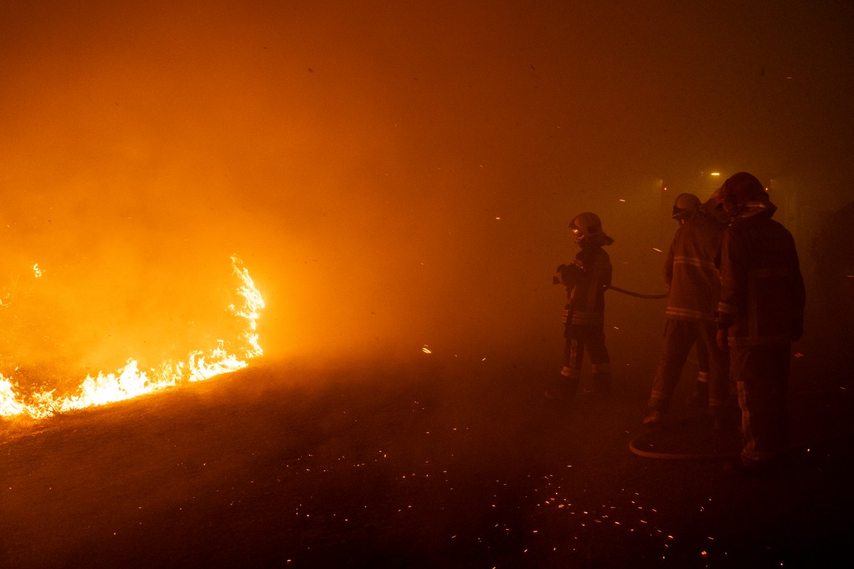 Portugal lucha contra 64 incendios activos