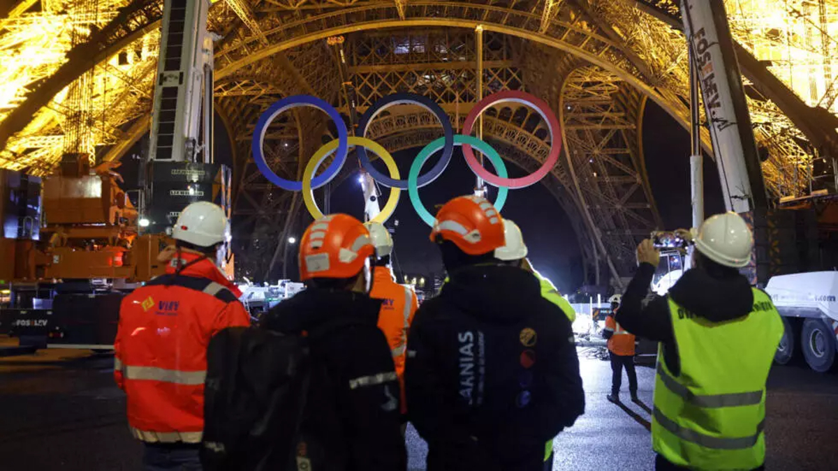 París retira los anillos olímpicos de la Torre Eiffel mientras construye otros más ligeros