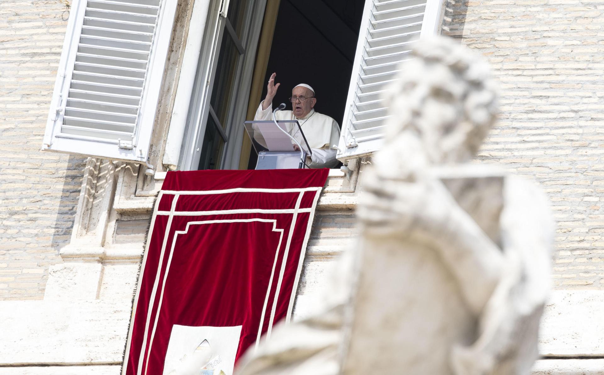 El Papa Francisco dirige el rezo del Ángelus en el Vaticano