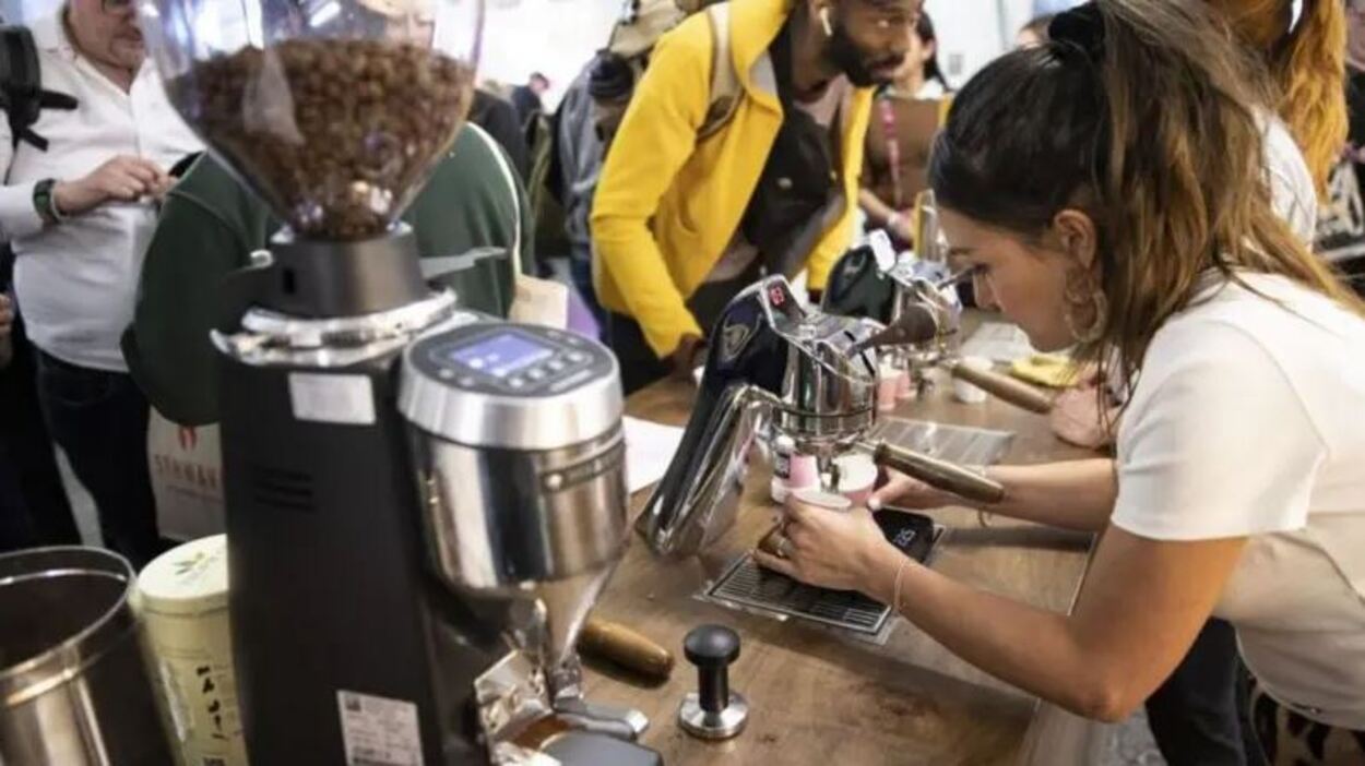 Por qué se está disparando el precio del café (y qué tiene que ver una fruta tan maloliente que está prohibido llevarla en transporte público)