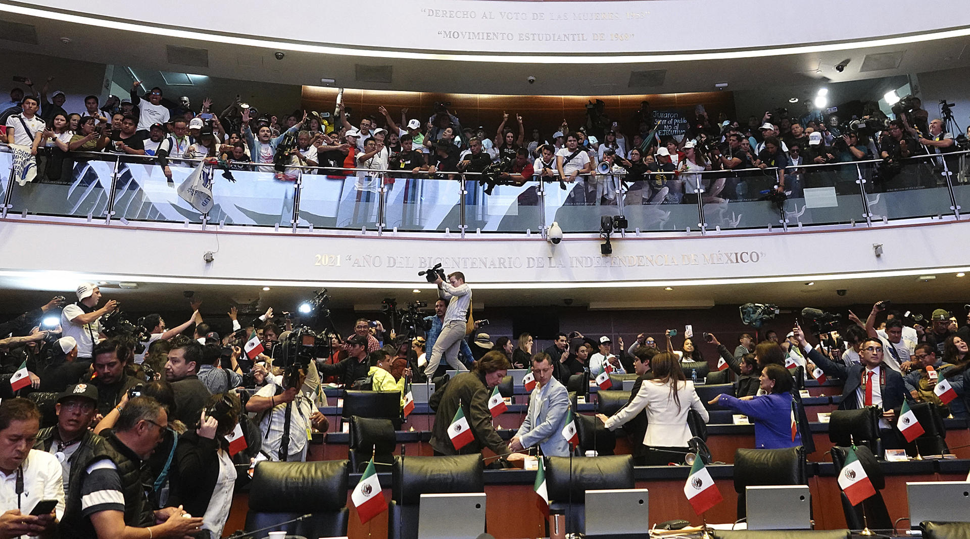 Discusión de la reforma judicial en México cambia de sede por irrupción de manifestantes