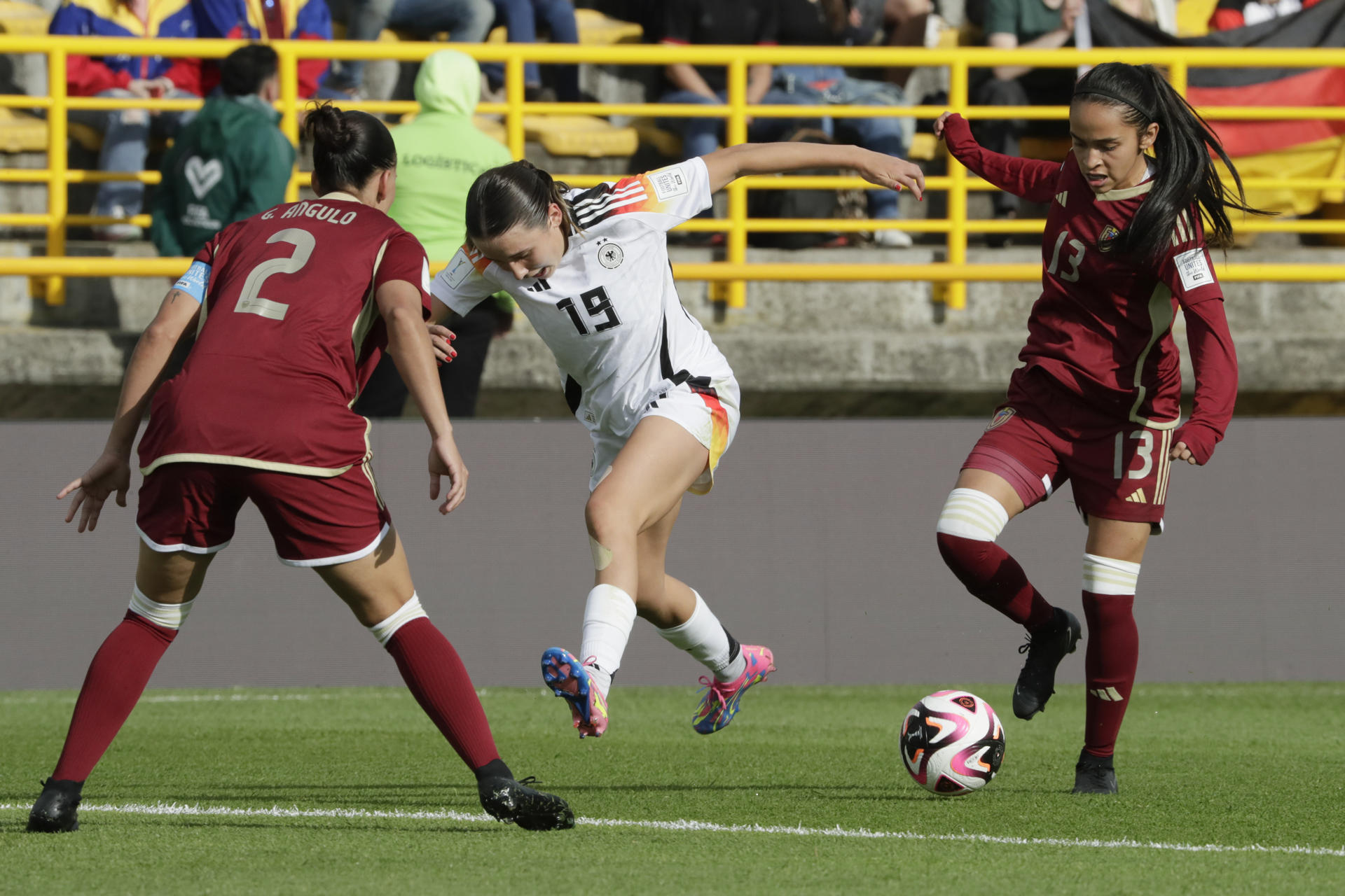 Loreen Bender (c) de Alemania disputa el balón con Karelis Alvarado (d) de Venezuela este domingo, en un partido del grupo D de la Copa Mundial Femenina sub-20 entre las selecciones de Alemania y Venezuela en el estadio de Techo en Bogotá (Colombia) 