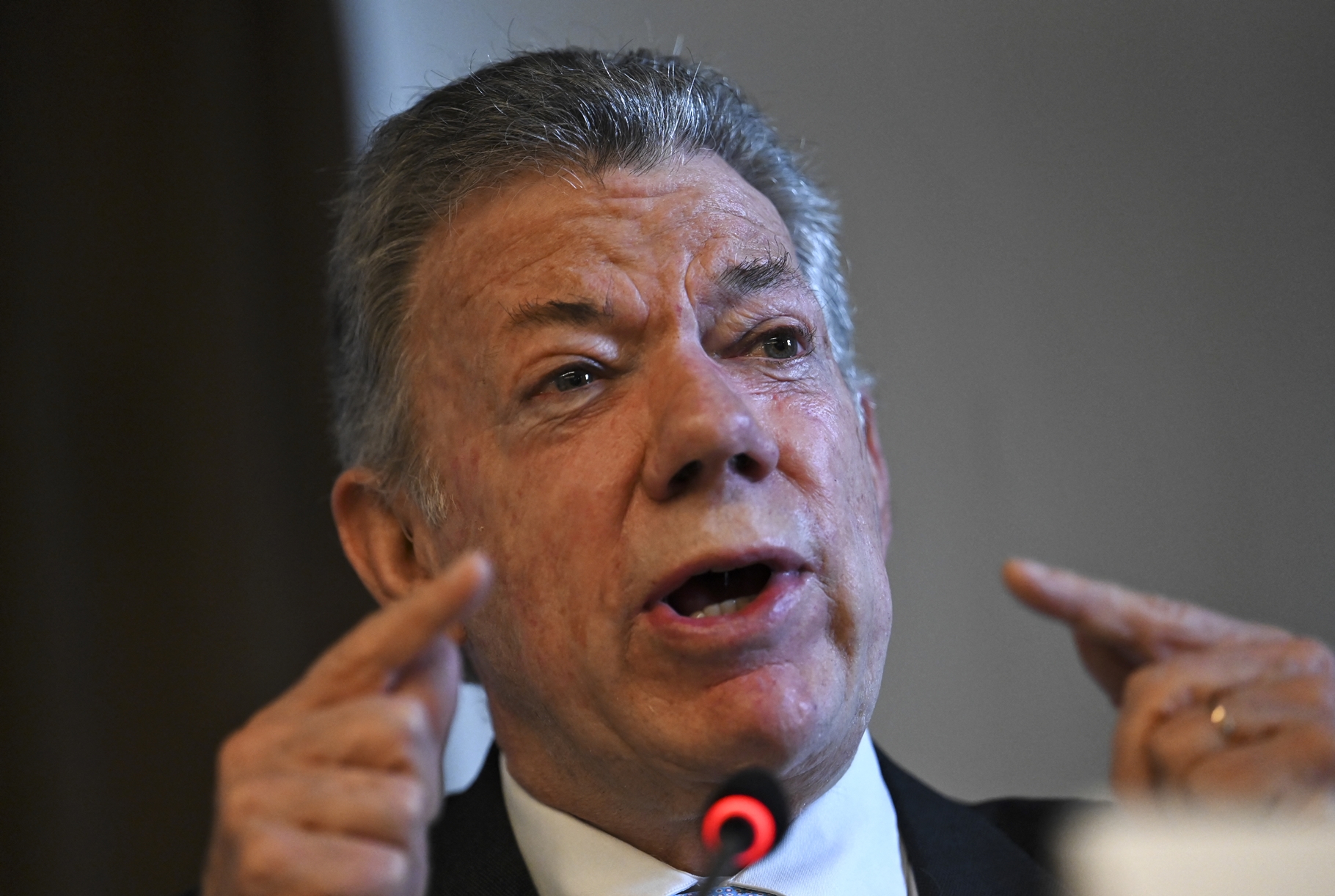 Juan Manuel Santos calls for increased pressure on Venezuela