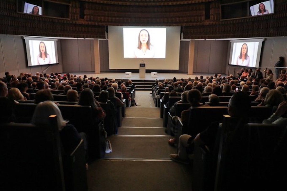 María Corina Machado en foro en España: “Quiero decirles que vamos a lograr que Maduro acepte su derrota y salga del poder”