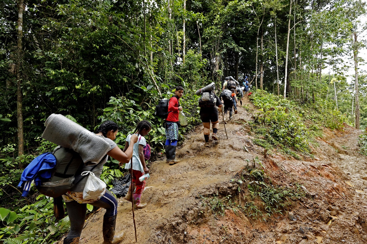 Panamá estima que paso de migrantes por el Darién baje 38% en 2024