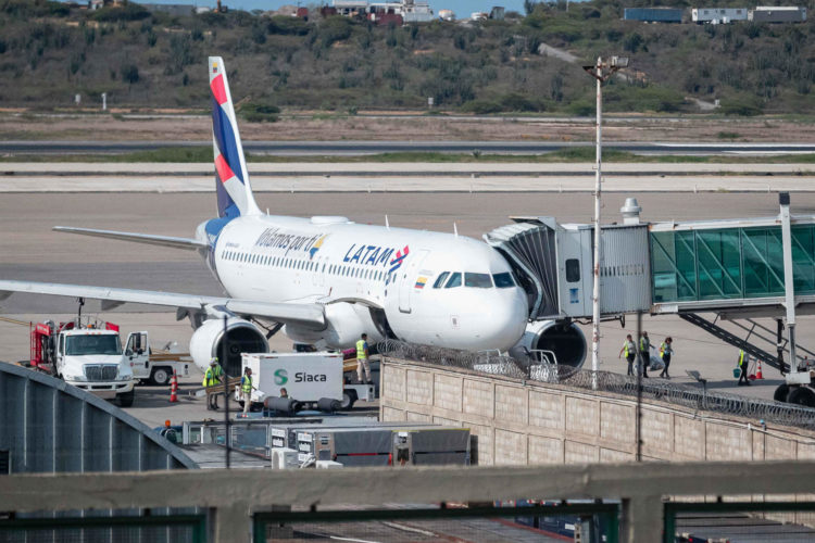 Venezuela's air connection with the world reduced by 54% after suspension of flights