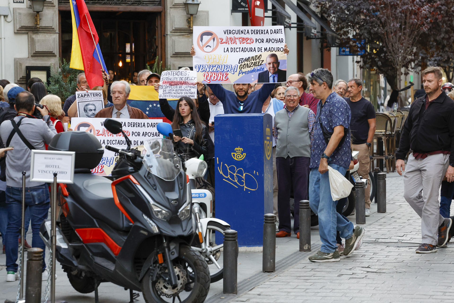 Venezolanos protestan contra Rodríguez Zapatero en Madrid: «¡Eres cómplice! ¡Sinvergüenza!»