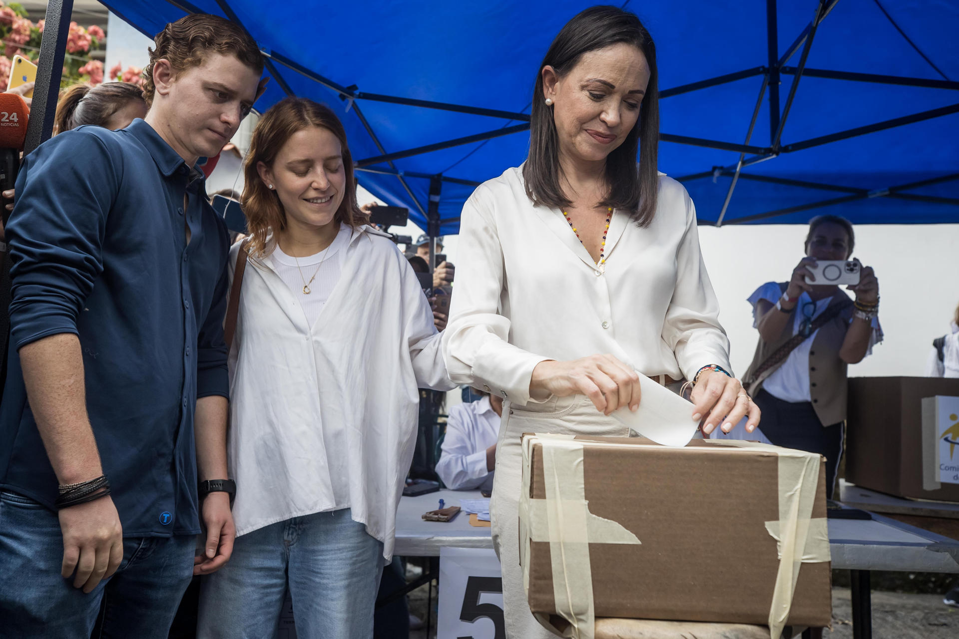 Un año después de ganar las primarías, Machado lucha para llevar la democracia a Venezuela