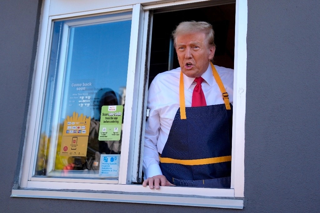 Trump se viste de empleado y fríe papas en un McDonald’s: «Con esto ya trabajé 15 minutos más que Kamala»