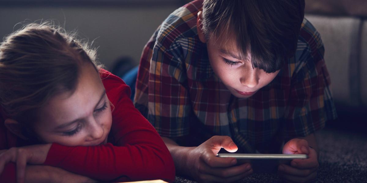 Luz azul: así puede afectar su salud visual el tipo de pantalla que usa en sus dispositivos