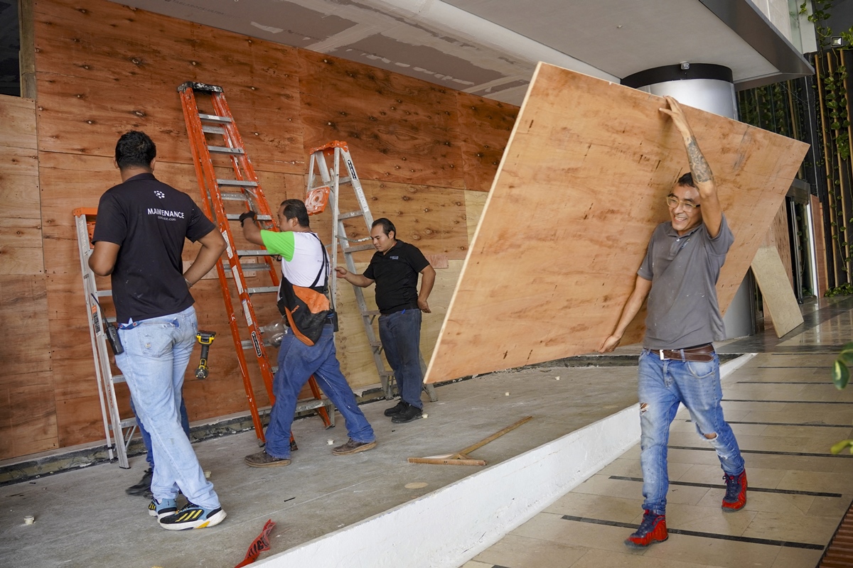 «Esto es demasiado»: Florida aguarda su segundo huracán en dos semanas