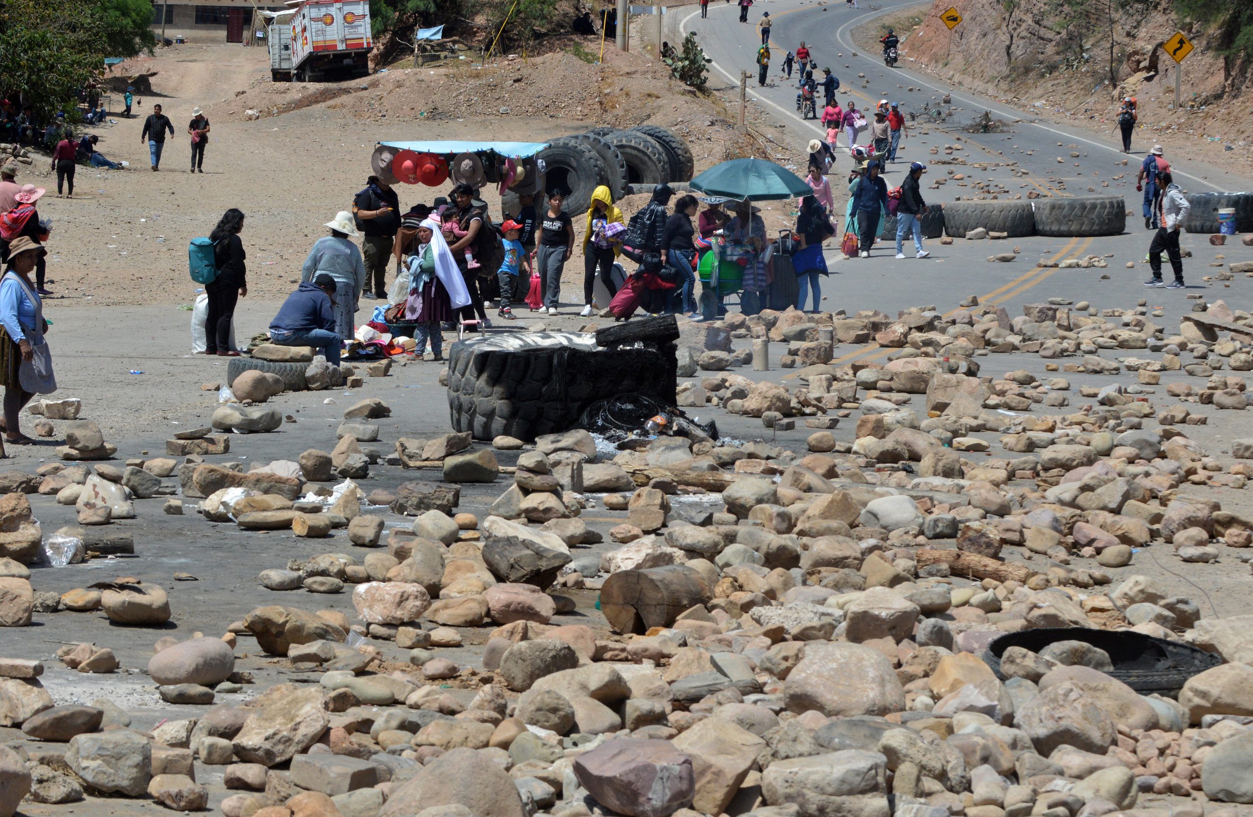 Manifestantes aíslan con bloqueos fortín político de Evo Morales para evitar su arresto