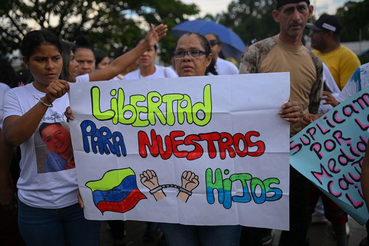 Familiares de manifestantes detenidos exigen su libertad frente a prisión: «No son matones, ni terroristas»