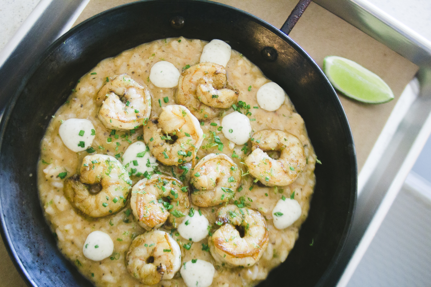 Arroceros restaurante sirve el arroz en el comedor de su casa