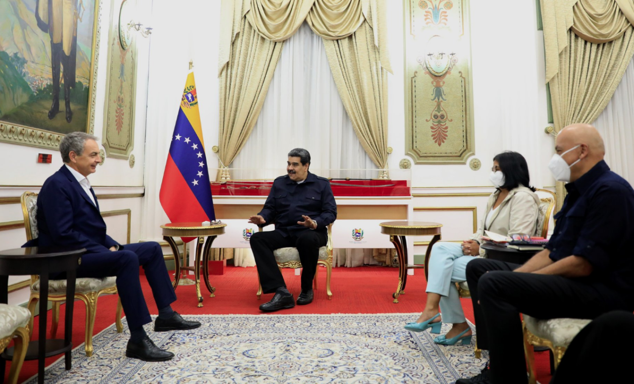 Vozpópuli: Zapatero se reunió con Delcy Rodríguez y Maduro tras la llegada de oro negociado por Víctor de Aldama