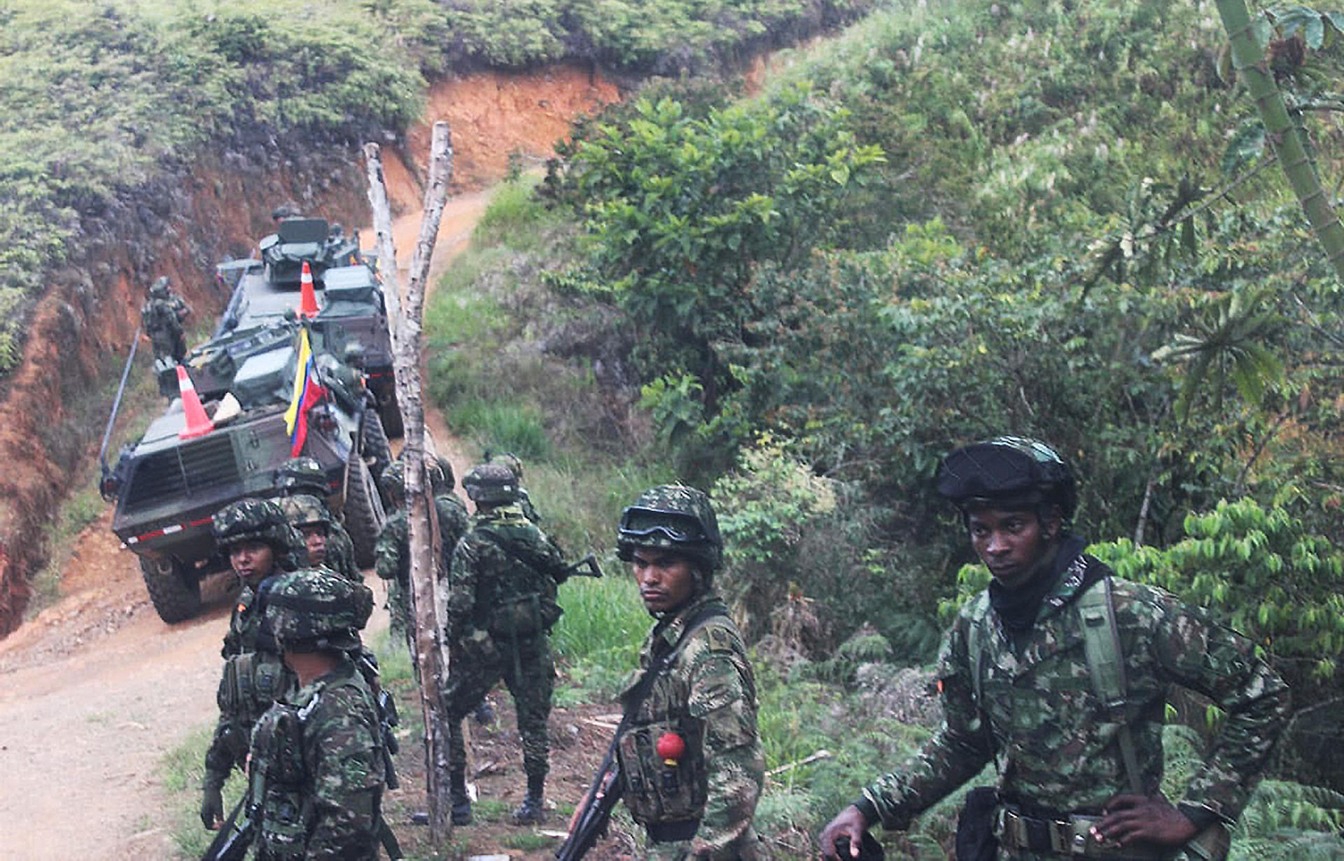 Ministro colombiano dice que el gobierno retomó control de pueblo dominado por disidentes