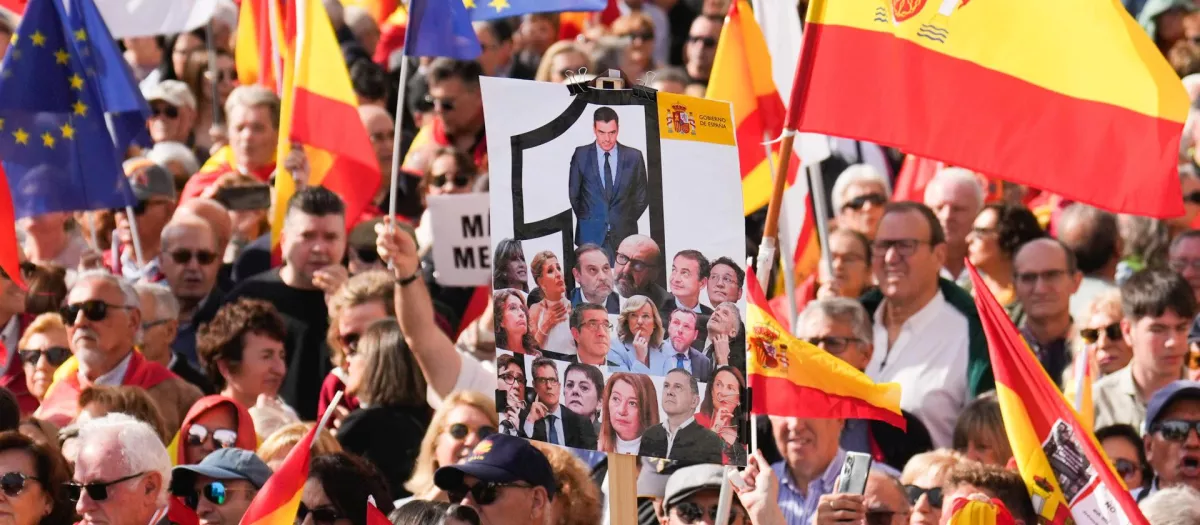 Miles de españoles claman en Madrid contra la deriva «tirana» y «corrupta» de Sánchez