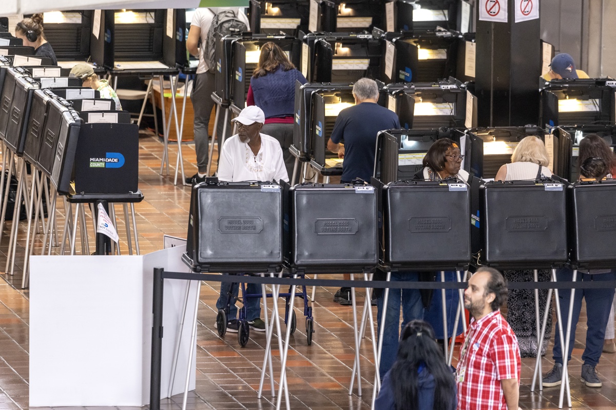 Texas y Florida comienzan a votar, entre cifras récord de participación anticipada en EE UU