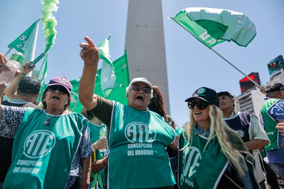 El recorte estatal de Milei centra renovadas protestas en Argentina