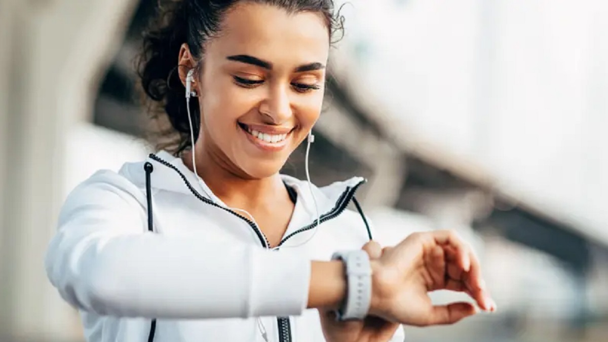 Cómo los relojes inteligentes se usan cada vez más para detectar desde problemas cardíacos hasta el mal de Parkinson