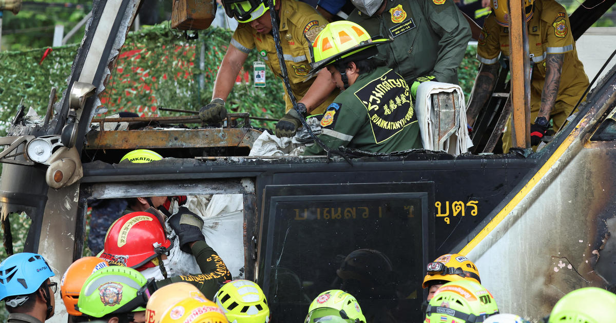 Autobús escolar se incendia en Tailandia y deja múltiples víctimas