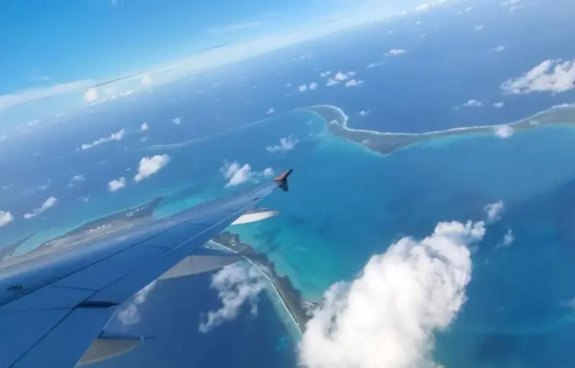 Una vista de la isla, la más meridional del archipiélago de Chagos, desde la ventanilla del avión