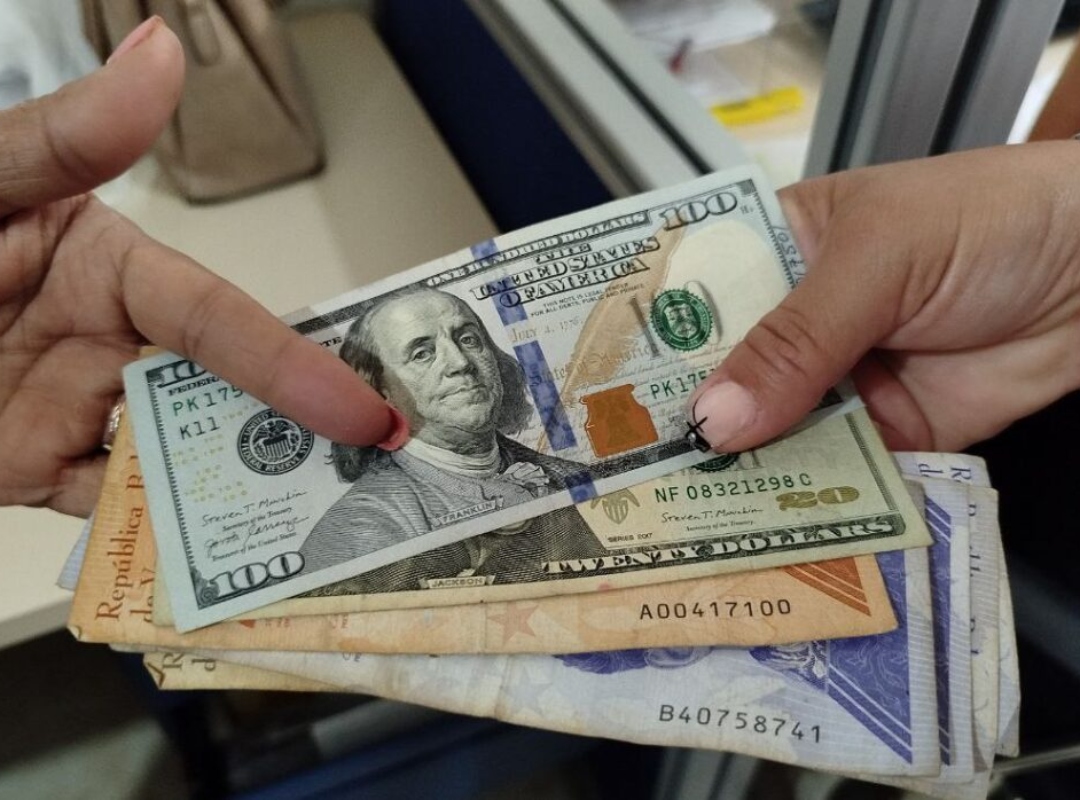 Escalada del dólar dispara precios de productos básicos en Venezuela