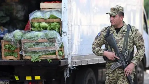 «El dinero alcanza cuando nadie roba»: la apuesta de Bukele para bajar el alto precio de los alimentos en El Salvador (y las incógnitas que genera)