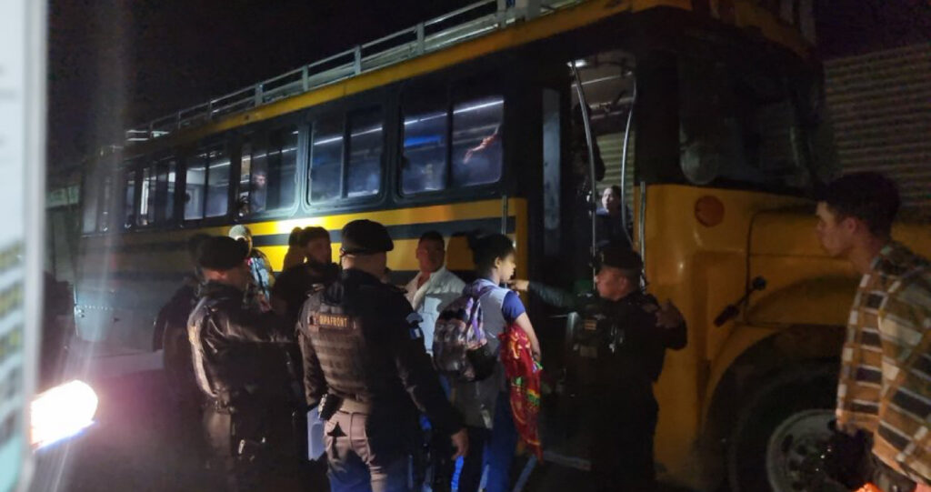 Interceptan en Guatemala autobús con 70 migrantes, entre ellos nueve venezolanos