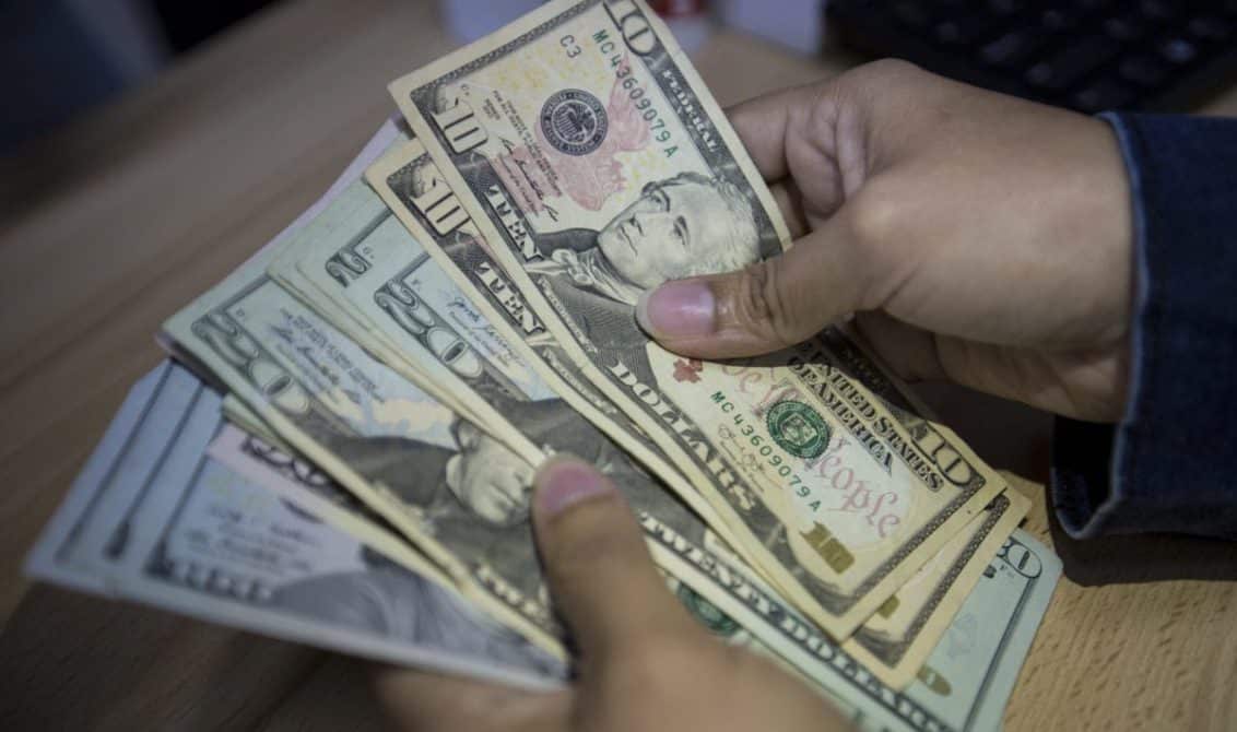 Se ensancha la brecha entre el precio oficial del dólar y el paralelo