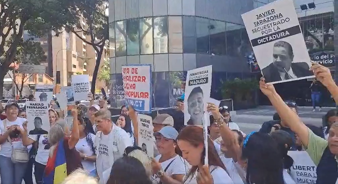 Familiares de presos políticos protestan frente al Ministerio para el Servicio Penitenciario