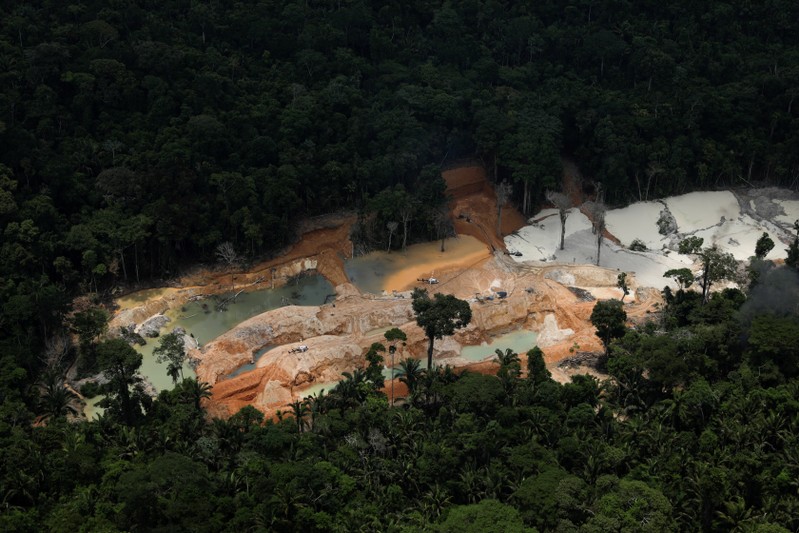 Vista de una mina ilegal durante una operación realizada por agentes del Instituto Brasileño para el Medio Ambiente y de los Recursos Naturales Renovables (Ibama) en parques nacionales cerca de Novo Progresso, sureste del estado de Pará