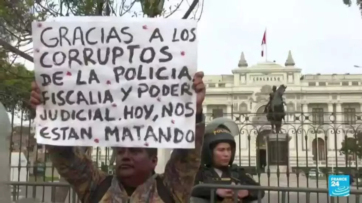 Conductores de autobuses protestan en Perú